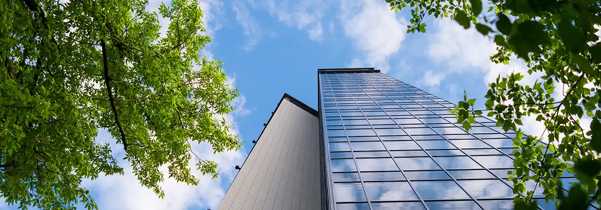 Modernes blaues Büro mit Spiegelungen des Himmels in den Fenstern